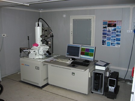 Field emission electron microscope