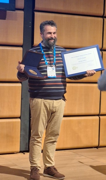 Award ceremony by Prof Jacopo Selva