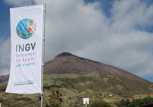 stromboli e bandiera ingv