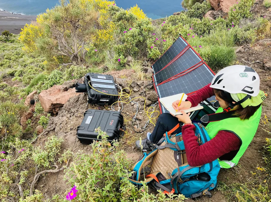 Una ricercatrice usa SKATE per monitorare un vulcano. Foto di Piergiorgio Scarlato and Jacopo Taddeucci