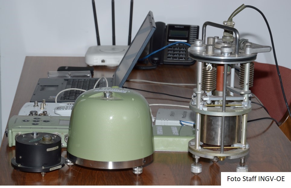 Seismometer and accelerometer