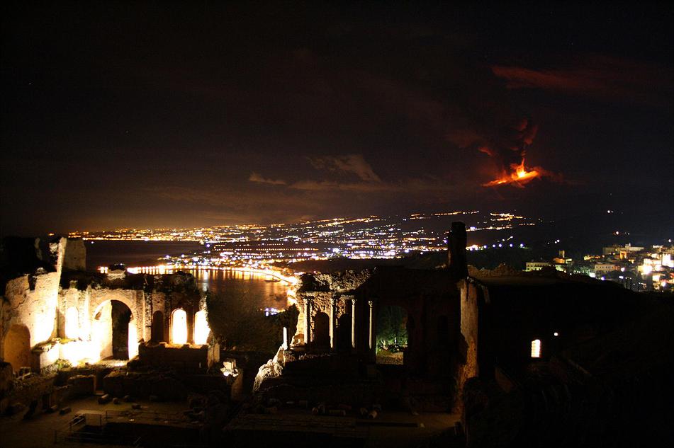 eruzione Etna dal Teatro Antico di Taormina