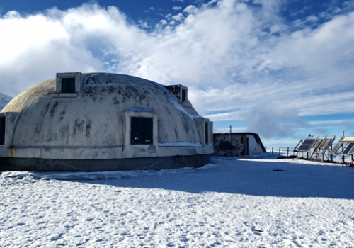 ETNA | L’Osservatorio vulcanologico di Pizzi Deneri nella mostra dedicata all’architetto Dante Bini